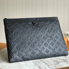 louis-vuitton-discovery-pochette